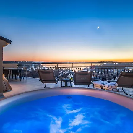 Rooftop Penthouse - Private Hottub & Duplex Whirlpool Daire Makarska