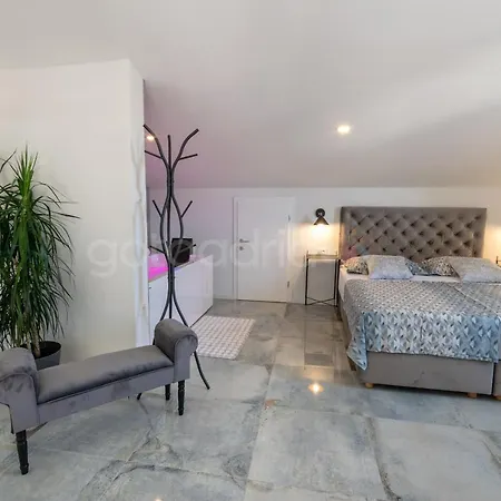 Lägenhet Rooftop Penthouse - Private Hottub & Duplex Whirlpool *