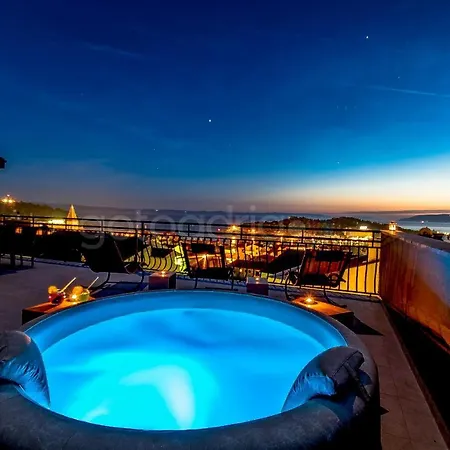 Daire Rooftop Penthouse - Private Hottub & Duplex Whirlpool Makarska