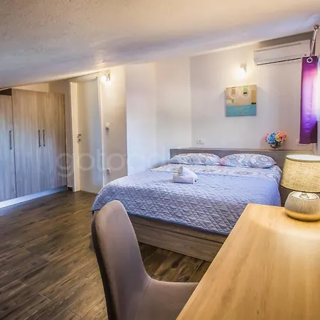 Rooftop Penthouse - Private Hottub & Duplex Whirlpool *