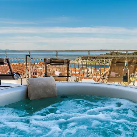 Апартаменты Rooftop Penthouse - Private Hottub & Duplex Whirlpool Макарска