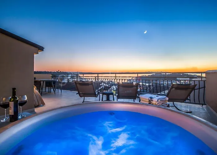 Rooftop Penthouse - Private Hottub & Duplex Whirlpool 公寓 马卡尔斯卡